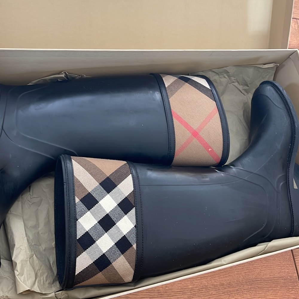 Burberry Boot - Picture 4 of 4